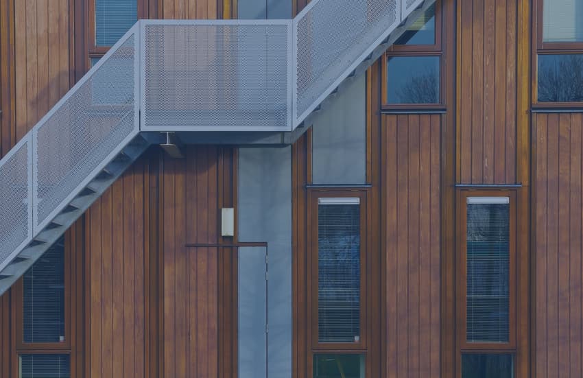 木と金属の素材が印象的な建築のイメージ